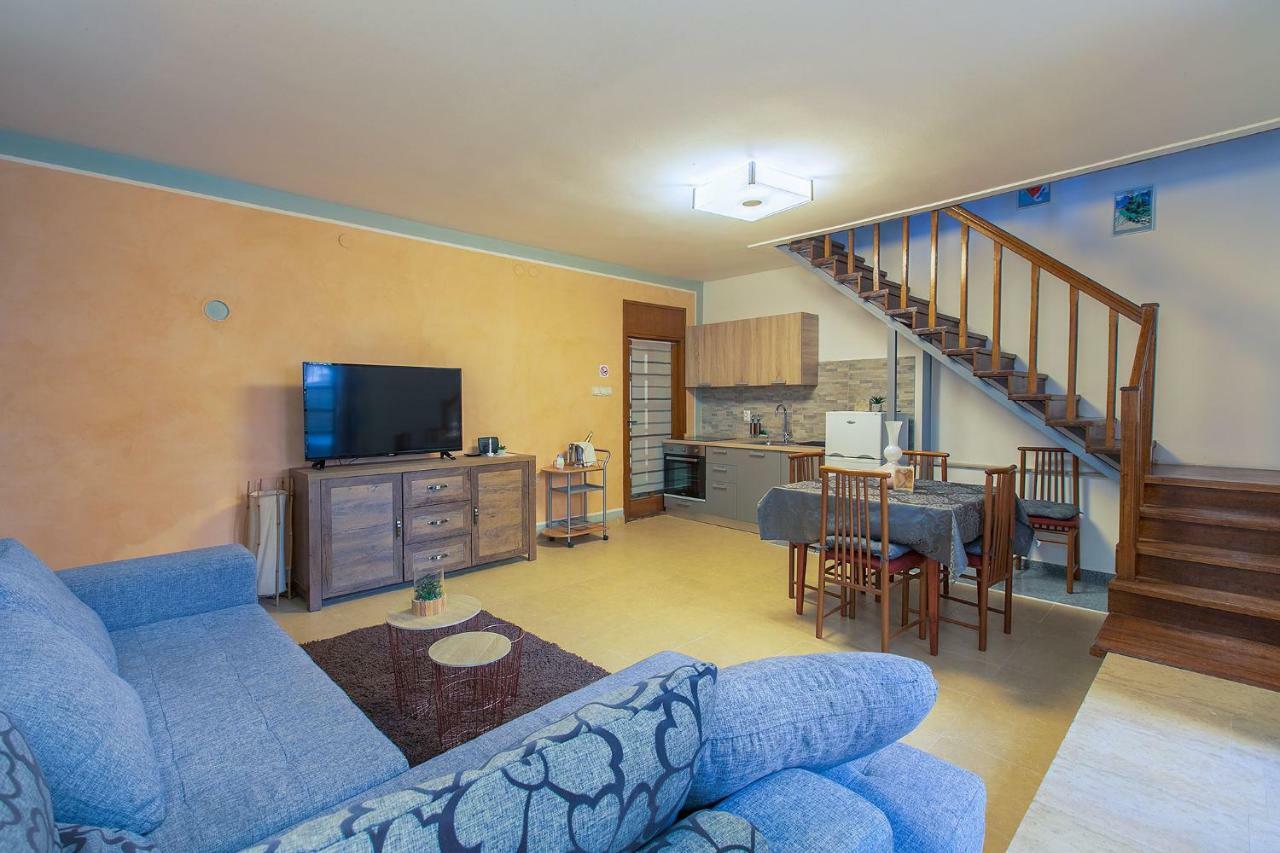 Polias Apartment Pola Esterno foto
